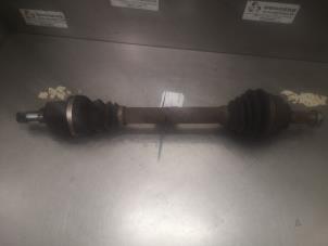 Gebruikte Aandrijfas links-voor Peugeot 308 SW (4E/H) 1.6 16V THP 175 Prijs op aanvraag aangeboden door Bongers Auto-Onderdelen Zeeland