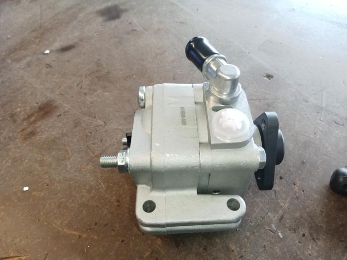 Pomp Servo van een BMW 1 serie (E87/87N) 118i 16V 2009