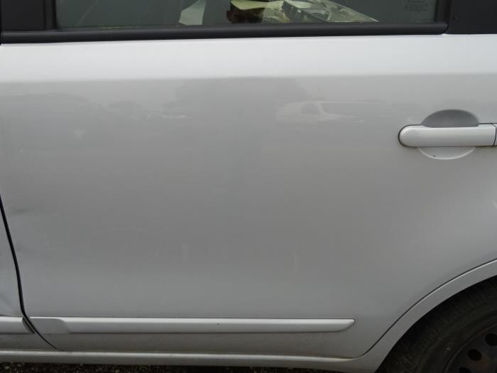 Portier 4Deurs links-achter van een Nissan Note (E11) 1.4 16V 2008