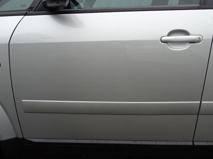 Portier 4Deurs links-voor van een Audi A2 2003