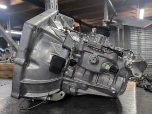 Gebruikte Versnellingsbak Peugeot 108 1.0 12V VVT-i Prijs € 105,00 Margeregeling aangeboden door Autodemontagebedrijf van Boxtel