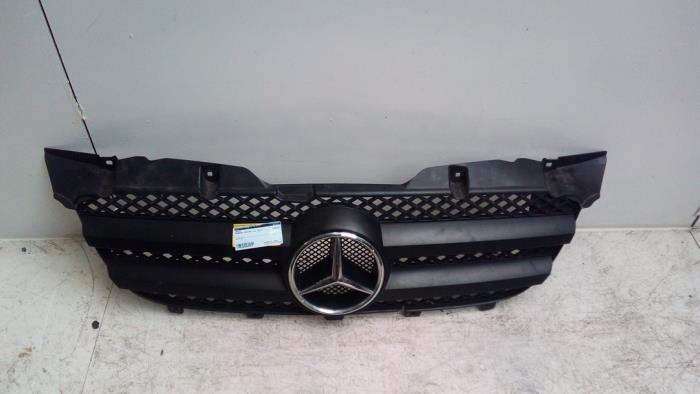 Grille van een Mercedes-Benz Sprinter 5t (906.15/906.25) 513 CDI 16V 2011