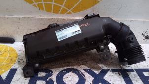 Gebruikte Luchtfilterhuis Peugeot 3008 II (M4/MC/MJ/MR) 1.2 12V e-THP PureTech 130 Prijs op aanvraag aangeboden door Autodemontagebedrijf van Boxtel