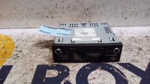 Gebruikte Radio module Renault Twingo II (CN) 1.2 16V Prijs op aanvraag aangeboden door Autodemontagebedrijf van Boxtel