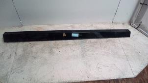 Gebruikte Sideskirt links Renault Megane E-Tech (RCB) 60 kWh Prijs € 190,58 Inclusief btw aangeboden door Autodemontagebedrijf van Boxtel