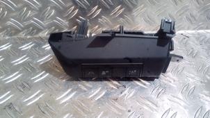 Gebruikte Schakelaar Renault Megane E-Tech (RCB) 60 kWh Prijs € 63,53 Inclusief btw aangeboden door Autodemontagebedrijf van Boxtel