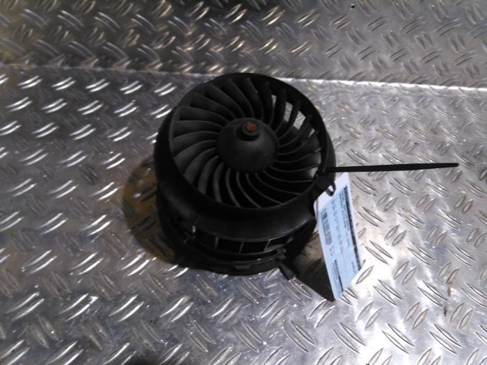 Kachel Ventilatiemotor van een Mercedes-Benz GLC (X253) 2.0 300 16V 4-Matic 2018