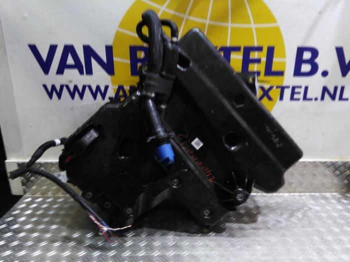Gebruikte Tank adblue Volkswagen Transporter T6 2.0 TDI Prijs € 355,74 Inclusief btw aangeboden door Autodemontagebedrijf van Boxtel