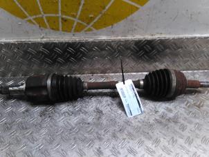 Gebruikte Homokineetas links-voor Dacia Duster (SR) 1.2 TCE 16V 4x4 Prijs € 127,05 Inclusief btw aangeboden door Autodemontagebedrijf van Boxtel