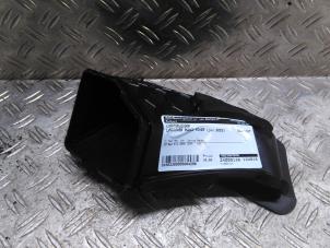 Gebruikte Luchtgeleider Landrover Range Rover V (LK) 3.0 V6 P510e Prijs € 38,12 Inclusief btw aangeboden door Autodemontagebedrijf van Boxtel