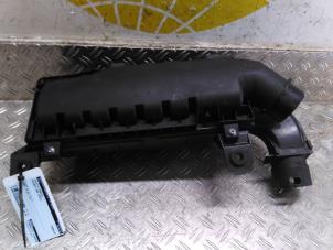 Gebruikte Luchtfilterhuis Peugeot 208 II (UB/UH/UP) 1.2 Vti 12V PureTech 100 Prijs € 63,53 Inclusief btw aangeboden door Autodemontagebedrijf van Boxtel