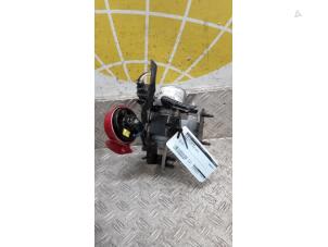 Gebruikte Extra waterpomp Renault Clio IV (5R) 1.6 Turbo 16V RS 220 EDC Trophy Prijs € 26,25 Margeregeling aangeboden door Autodemontagebedrijf van Boxtel