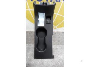 Gebruikte Schakelaar handrem Dacia Sandero III 1.0 TCe 90 12V Prijs € 52,50 Margeregeling aangeboden door Autodemontagebedrijf van Boxtel