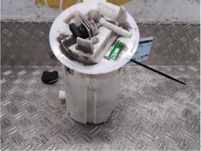 Gebruikte Tank element Pomp Mercedes C (W205) C-63 AMG 4.0 V8 Biturbo Prijs € 105,00 Margeregeling aangeboden door Autodemontagebedrijf van Boxtel