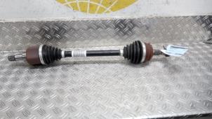 Gebruikte Aandrijfas links-voor Peugeot 208 II (UB/UH/UP) 1.2 Vti 12V PureTech 100 Prijs € 105,00 Margeregeling aangeboden door Autodemontagebedrijf van Boxtel