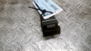 Gebruikte Raam schakelaar elektrisch Renault Clio IV (5R) 0.9 Energy TCE 75 12V Prijs € 36,75 Margeregeling aangeboden door Autodemontagebedrijf van Boxtel