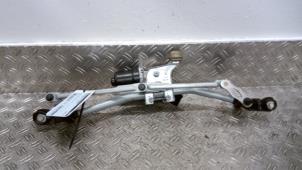 Gebruikte Ruitenwismotor + Mechaniek Opel Corsa F (UB/UH/UP) 1.2 Turbo 12V 100 Prijs € 63,00 Margeregeling aangeboden door Autodemontagebedrijf van Boxtel