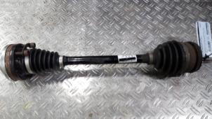 Gebruikte Aandrijfas links-voor Volkswagen Transporter T6 2.0 TDI Prijs € 157,50 Margeregeling aangeboden door Autodemontagebedrijf van Boxtel