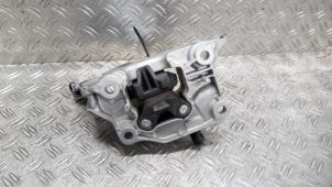 Gebruikte Versnellingsbak Steun Peugeot 208 II (UB/UH/UP) 1.5 BlueHDi 100 Prijs € 42,00 Margeregeling aangeboden door Autodemontagebedrijf van Boxtel