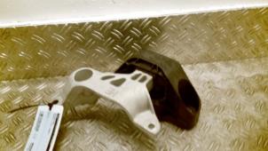 Gebruikte Motorsteun Renault Clio V (RJAB) 1.6 E-Tech 140 16V Prijs € 52,50 Margeregeling aangeboden door Autodemontagebedrijf van Boxtel