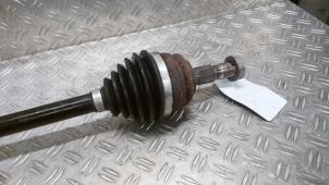 Gebruikte Aandrijfas rechts-voor Peugeot 208 II (UB/UH/UP) 1.2 Vti 12V PureTech 100 Prijs € 105,00 Margeregeling aangeboden door Autodemontagebedrijf van Boxtel