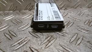 Gebruikte AUX/USB aansluiting Volkswagen Polo VI (AW1) 1.0 TSI 12V Prijs € 18,38 Margeregeling aangeboden door Autodemontagebedrijf van Boxtel