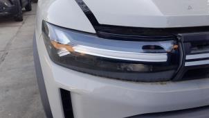 Gebruikte Koplamp rechts Dacia Duster (DJF) 1.2 TCE 130 12V Mild Hybrid 4x2 Prijs € 735,00 Margeregeling aangeboden door Autodemontagebedrijf van Boxtel