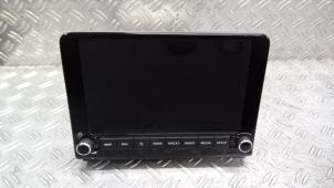 Gebruikte Display Multi Media regelunit Kia Stonic (YB) 1.0i T-GDi 12V Eco-Dynamics+ Prijs € 472,50 Margeregeling aangeboden door Autodemontagebedrijf van Boxtel