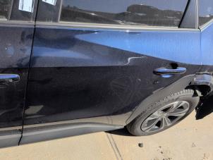 Gebruikte Deur 4Deurs links-achter Toyota bZ4X 71 kWh Prijs € 945,00 Margeregeling aangeboden door Autodemontagebedrijf van Boxtel