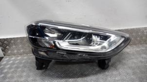 Gebruikte Koplamp links Renault Kadjar (RFEH) 1.2 Energy TCE 130 Prijs € 420,00 Margeregeling aangeboden door Autodemontagebedrijf van Boxtel