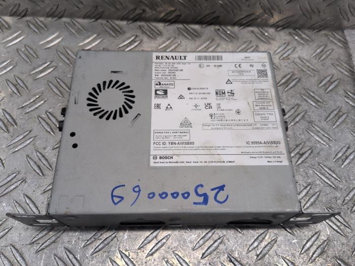 Gebruikte Radio module Renault Megane IV Estate (RFBK) 1.6 E-Tech 160 Prijs € 262,50 Margeregeling aangeboden door Autodemontagebedrijf van Boxtel