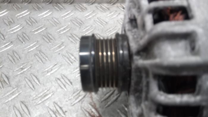 Dynamo van een Mercedes-Benz CLA (117.3) 1.6 CLA-180 16V 2013