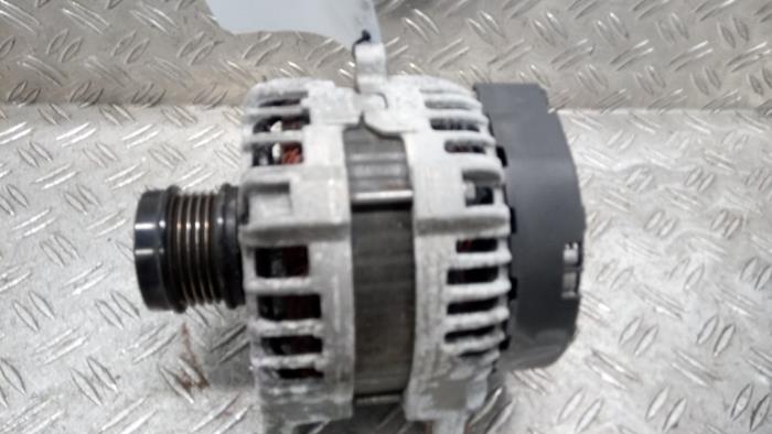 Dynamo van een Mercedes-Benz CLA (117.3) 1.6 CLA-180 16V 2013