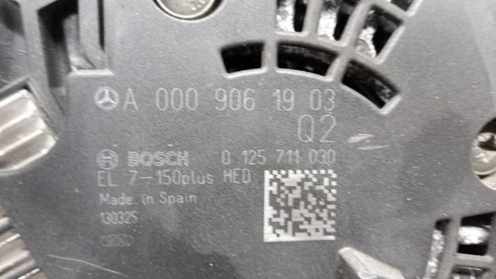 Dynamo van een Mercedes-Benz CLA (117.3) 1.6 CLA-180 16V 2013