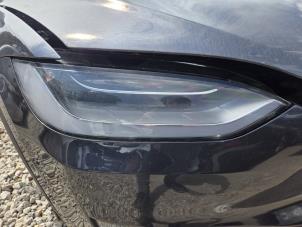 Gebruikte Koplamp rechts Tesla Model X 75D Prijs € 630,00 Margeregeling aangeboden door Autodemontagebedrijf van Boxtel
