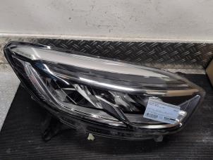 Gebruikte Rechter Koplamp Renault Captur (2R) 0.9 Energy TCE 12V Prijs € 262,50 Margeregeling aangeboden door Autodemontagebedrijf van Boxtel