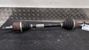 Gebruikte Aandrijfas links-voor Peugeot 208 II (UB/UH/UP) 1.2 Vti 12V PureTech 100 Prijs € 73,50 Margeregeling aangeboden door Autodemontagebedrijf van Boxtel