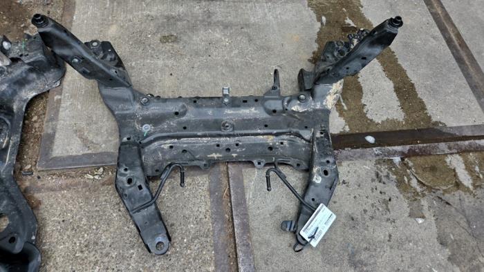 Gebruikte Subframe Mini Countryman (F60) 1.5 TwinPower Turbo 12V Cooper SE ALL4 Prijs € 262,50 Margeregeling aangeboden door Autodemontagebedrijf van Boxtel
