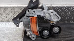 Gebruikte Spanner multiriem Dacia Duster (DJF) 1.2 TCE 130 12V Mild Hybrid 4x2 Prijs € 52,50 Margeregeling aangeboden door Autodemontagebedrijf van Boxtel