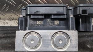 Gebruikte ABS Pomp Renault Captur (2R) 1.2 TCE 16V EDC Prijs € 21,00 Margeregeling aangeboden door Autodemontagebedrijf van Boxtel