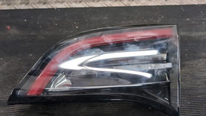 Achterlicht rechts van een Tesla Model 3 EV 2020