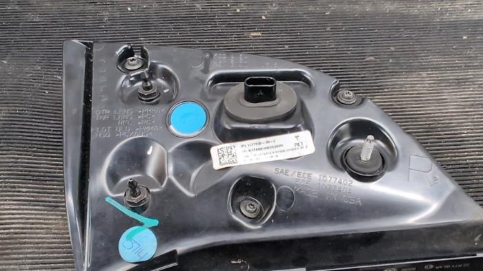 Achterlicht rechts van een Tesla Model 3 EV 2020