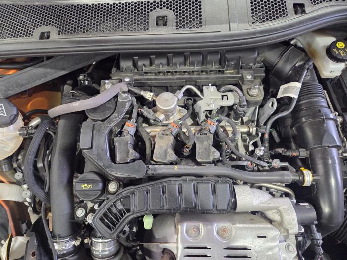 Motor van een Peugeot 2008 (UD/UK/UR/US/UX) 1.2 VTi 12V PureTech 130 2020