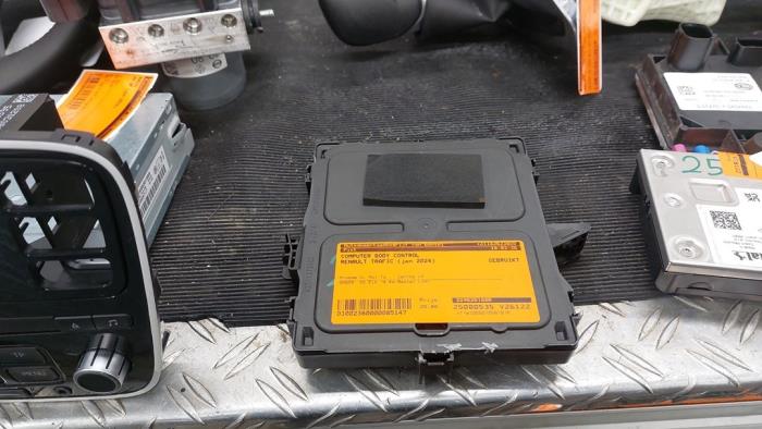 Gebruikte Module Bodycontrol Renault Trafic (1FL/2FL/3FL/4FL) E-Tech Prijs € 36,75 Margeregeling aangeboden door Autodemontagebedrijf van Boxtel