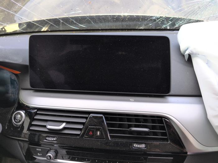 Gebruikte Display Interieur BMW 5 serie Touring (G31) 520i 2.0 TwinPower Turbo 16V Mild Hybrid Prijs € 577,50 Margeregeling aangeboden door Autodemontagebedrijf van Boxtel
