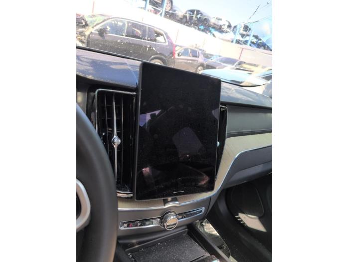 Gebruikte Display Interieur Volvo XC60 II (UZ) 2.0 T6 16V Recharge, Twin Engine AWD Prijs € 787,50 Margeregeling aangeboden door Autodemontagebedrijf van Boxtel