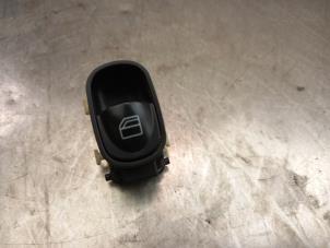 Gebruikte Elektrisch Raam Schakelaar Mercedes C Combi (S203) 2.2 C-220 CDI 16V Prijs € 20,00 Margeregeling aangeboden door Akkie Stomphorst Autodemontage