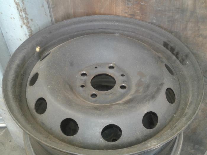 Velg van een Fiat Stilo (192A/B) 1.8 16V 3-Drs. 2003