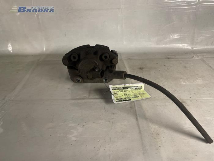 Remklauw (Tang) rechts-voor van een Renault Twingo II (CN) 1.2 16V GT TCE 2008