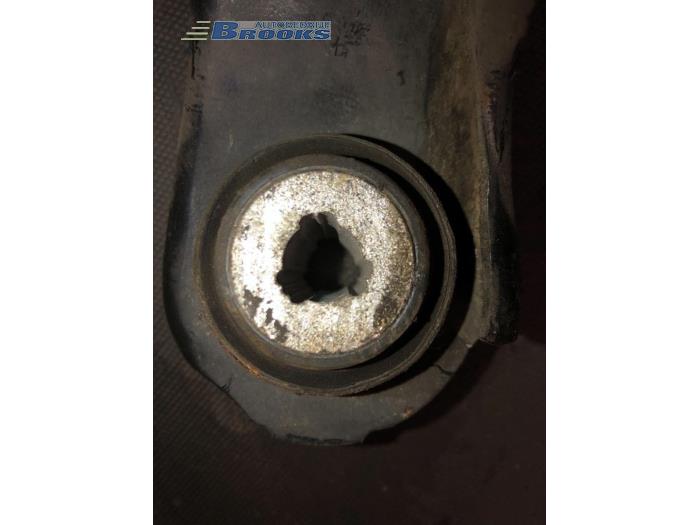 Draagarm onder rechts-voor van een Renault Twingo II (CN) 1.2 16V GT TCE 2008